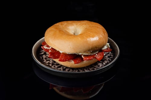 Bagel mit Frischkäse,Rucola und  Sucuk