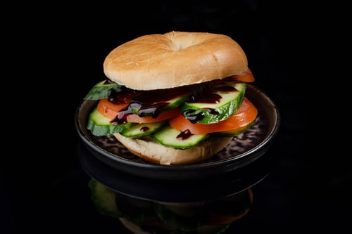 Bagel mit Tomate-Gurke mit Balsamico