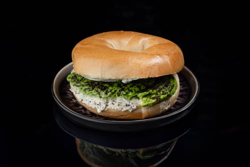 Bagel mit Avocado und Frischkäse