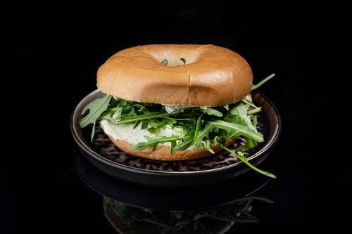 Bagel mit Cream Cheese und Rucola