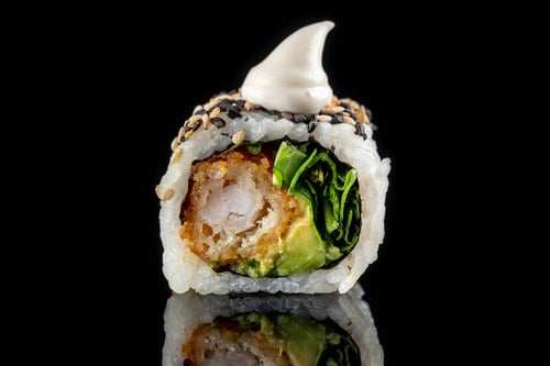 (160d) California Tempura Garnelen mit Avocado und Rucola mit Trüffelmayo (160d) California Tempura Garnelen mit Avocado und Rucola mit Trüffelmayo