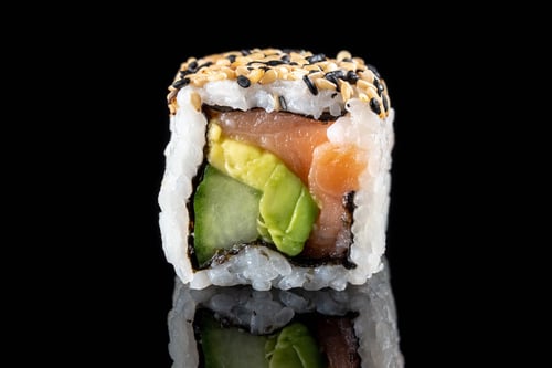(110c) California Lachs mit Avocado und Gurke