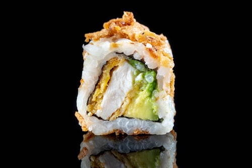 (150e) California Crispy Chicken mit Avocado und Röstzwiebeln (150e) California Crispy Chicken mit Avocado und Röstzwiebeln