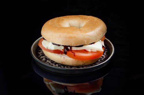 Bagel mit Tomate-Mozzarella mit Balsamico