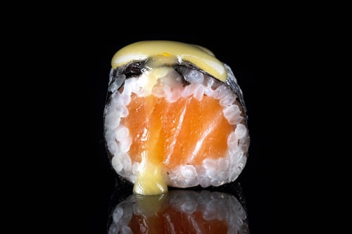 (80b) Lachs mit Mango-Chili-Soße Maki
