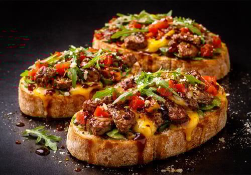 Steak Bruschetta auf Garlic Bread Steak Bruschetta auf Garlic Bread