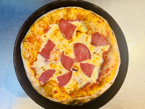 Pizza Salami Klein