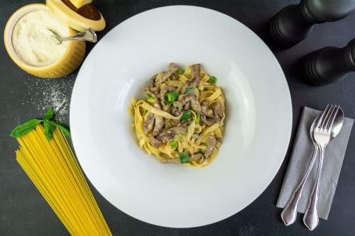 Tagliatelle con Punti di Manzo	