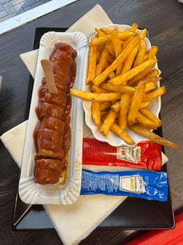 Currywurst m. Pommes Currywurst m. Pommes