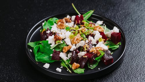 Rote Beete Salat mit Fetakäse und Walnüssen