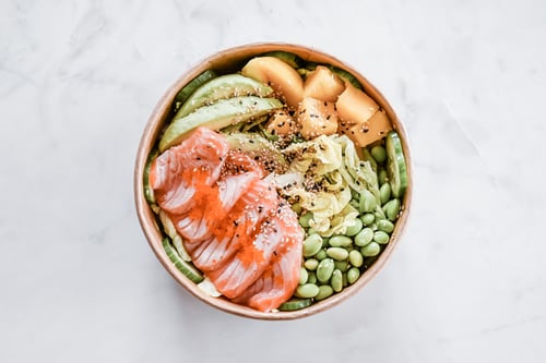 S92 Flambierter Lachs Poké Bowl