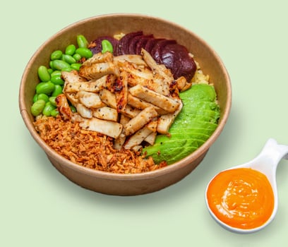 Bowl mit Hühnchen und Avocado