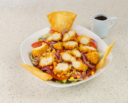 Salat mit paniertem Filet