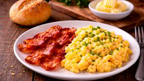 Rühreifrühstück mit Speck