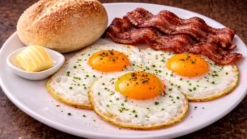 Spiegeleifrühstück (3 Eier) mit Speck