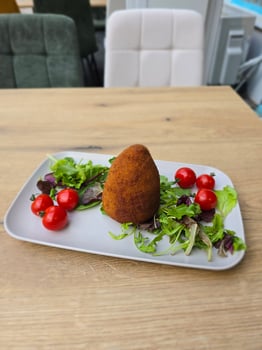 Arancino mit Ragu dazu kl. Salat Arancino mit Ragu dazu kl. Salat