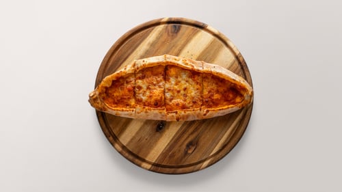 Manakisch mit Käse und Muhamara Manakisch mit Käse und Muhamara