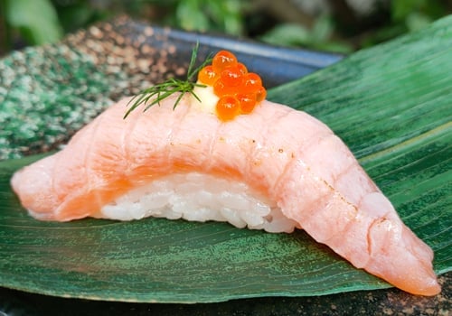 Flamed Lachs mit Ikura Nigiri