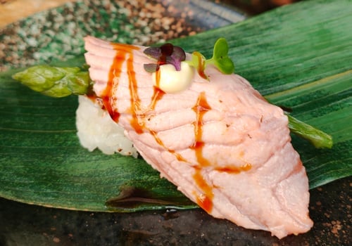 Flamed Lachs mit Spargel Nigiri