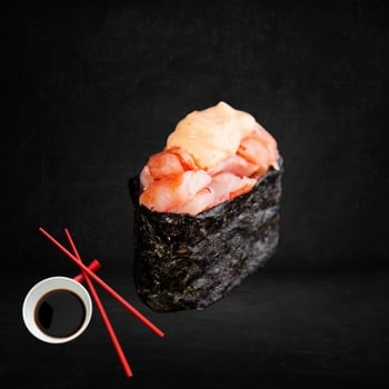 GRILLED SALMON GUNKAN (1 STÜCK)