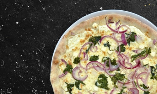 Pizza Bianca con spinaci e feta Pizza Bianca con spinaci e feta
