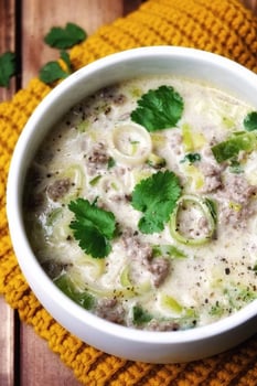 Frischkäse - Lauch - Suppe mit Rinderhack und Brot Frischkäse - Lauch - Suppe mit Rinderhack und Brot
