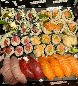 Shima’s Special Variation (Tuna-Lachs) für 2 Shima’s Special Variation (Tuna-Lachs) für 2