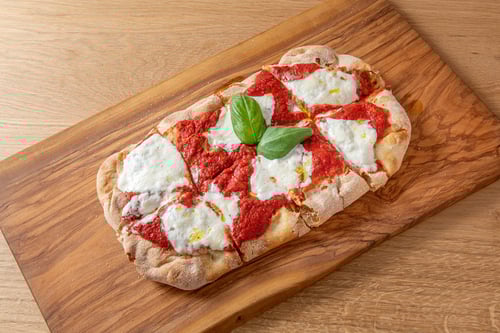 Pinsa Classica Mit Buffel-Mozzarella Pinsa Classica Mit Buffel-Mozzarella
