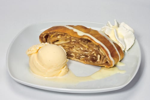 Apfelstrudel_Mit-Eis-Sahne-Soße