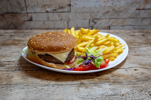Mega Beef Burger mit Pommes