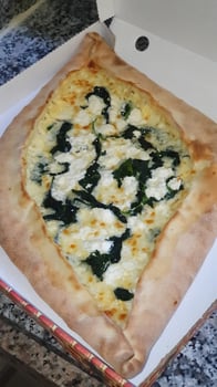 Pide mit Spinat, Ei, Mozzarella und Feta