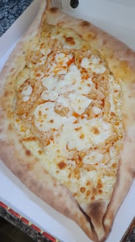 Pide mit Käse, Poulet, Mozzarella und Feta