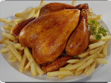 Ganzes Grillhähnchen mit Pommes