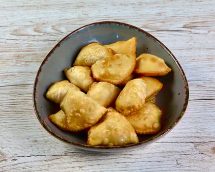 Mini-Tschebureki mit Kartoffelfüllung 
