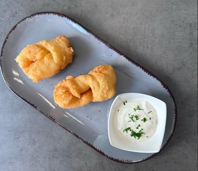 Krebel mit Knoblauch-Dip
