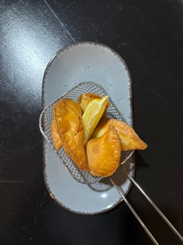 Mini-Tschebureki mit Linsenfüllung