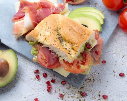 Avocado Schinken Käse Focaccia