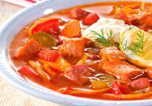 Soljanka mit Saurer Sahne und Brot