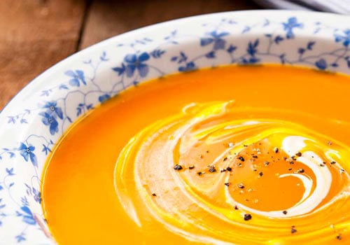 Süßkartoffel-Kokos-Suppe  mit Vollkornbrot