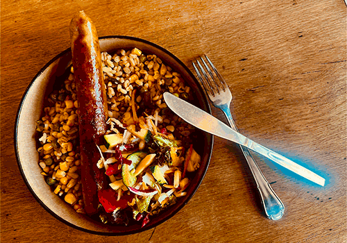 Geflügelbratwurst  mit Sonnenweizen und Gemüse
