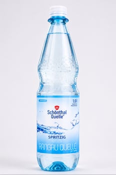 Wasser mit Kohlensäure 1,I