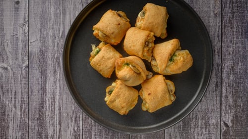 Pizzabrötchen mit Champignons & Kräuterbutter