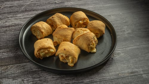 Pizzabrötchen mit Reibeschmelz (vegan)