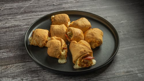 Pizzabrötchen mit Sucuk, Peperoni & Feta