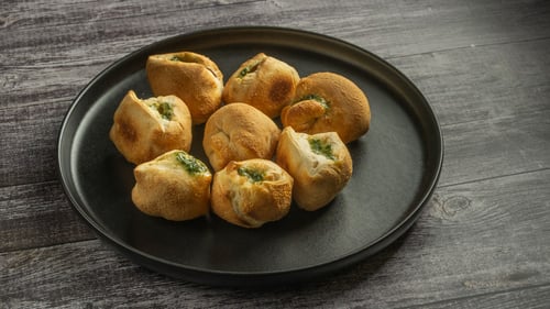 Pizzabrötchen mit Kräuterbutter (vegetarisch)