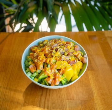 Mittags Bowl mit frischem Lachs und frischem Thunfisch