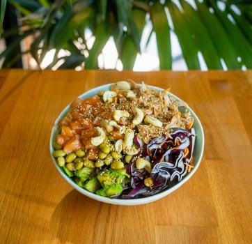 Mittags Bowl mit frischem Lachs und gegartem Thunfisch