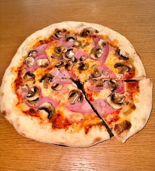 Pizza Prosciutto e Funghi
