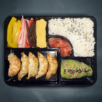 Bento mit frittierte Chicken Gyoza Bento mit frittierte Chicken Gyoza
