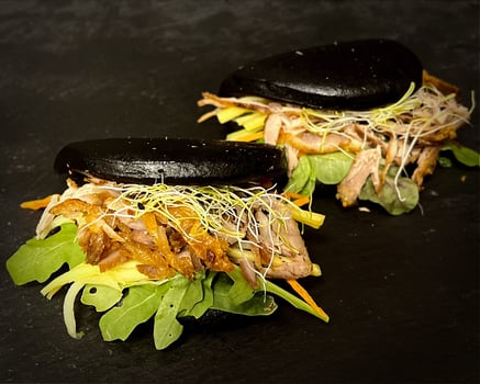 Black Bao Bun's mit Entenstreifen & Mango